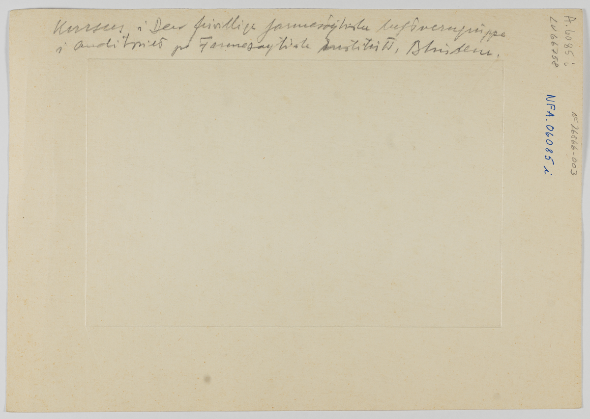 NFA.6085B: Eksamenskullet Farmasøytisk Institutt 1952.
NFA.6085C: Kullet som tok apotekereksamen høsten 1942.
NFA,6085H: Professor Bjarne Samdahl utnevnes til æresdoktor ved Sorbonne universitet i Paris 1959.
NFA.6085J: Universitetets kjemiske laboratorium i Fredriksgate 3 Avdeling B med vordende farmasøytiske kandidater, Cand.pharm. Ellen Gleditsch i forgrunnen. Ca,1920.
NFA.6085K: Professor Ellen Gleditsch æresdoktor ved Sorbonne 1962
NFA.06085A Kursus i førstehjelp på Farmasøytisk Institutt 1940
NFA.06085D To personer i verneutstyr 1940
NFA.06085E 4 personer som prøver gassmasker
NFA.06085F Person med verneutstyr
NFA.06085G Utenfor Farmasøytisk Institutt 4 personer og bil
NFA.06085I  Store auditorium på Farmasøytisk Imstitutt kurs i den frivillige farmasøytiske luftverngruppe