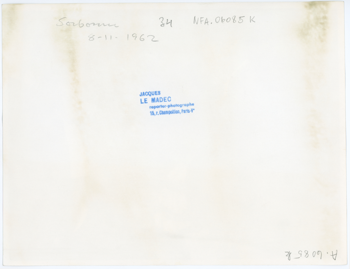 NFA.6085B: Eksamenskullet Farmasøytisk Institutt 1952.
NFA.6085C: Kullet som tok apotekereksamen høsten 1942.
NFA,6085H: Professor Bjarne Samdahl utnevnes til æresdoktor ved Sorbonne universitet i Paris 1959.
NFA.6085J: Universitetets kjemiske laboratorium i Fredriksgate 3 Avdeling B med vordende farmasøytiske kandidater, Cand.pharm. Ellen Gleditsch i forgrunnen. Ca,1920.
NFA.6085K: Professor Ellen Gleditsch æresdoktor ved Sorbonne 1962
NFA.06085A Kursus i førstehjelp på Farmasøytisk Institutt 1940
NFA.06085D To personer i verneutstyr 1940
NFA.06085E 4 personer som prøver gassmasker
NFA.06085F Person med verneutstyr
NFA.06085G Utenfor Farmasøytisk Institutt 4 personer og bil
NFA.06085I  Store auditorium på Farmasøytisk Imstitutt kurs i den frivillige farmasøytiske luftverngruppe