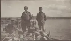 Soldater ombord på en båt.