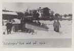 Snöröjning 1916: Bilplog kör ut på sjön.