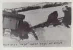 Snöröjning 1916: Uppvägning av vagn ur dike.