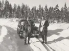 Två män vid snöig väg med bil märkt kommandotecken, Intendenturfältövning Korpilombolo.
