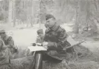 Män studerar kartor i skog, Intendenturfältövning i Sunne.