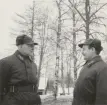 H. Kring och H. Blomqvist samtalar utomhus, Intendenturfältövning Tällberg, mars 1962.