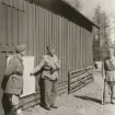 Förevisning med instruktionsplansch på ladugårdsvägg, Intendenturfältövning våren 1957.