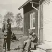 Kafferast vid trähus, Intendenturfältövning våren 1957.