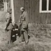 Samtal vid hus, Intendenturfältövning våren 1957.