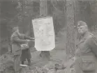Exempel på grupperingsplan på plansch i skogen, Intendenturfältövning Sunne, 1956.