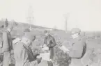 Män studerar kartor i skog, Intendenturfältövning Sunne, 1956.