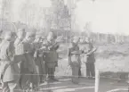 Män studerar kartor i skog, Intendenturfältövning Sunne, 1956.