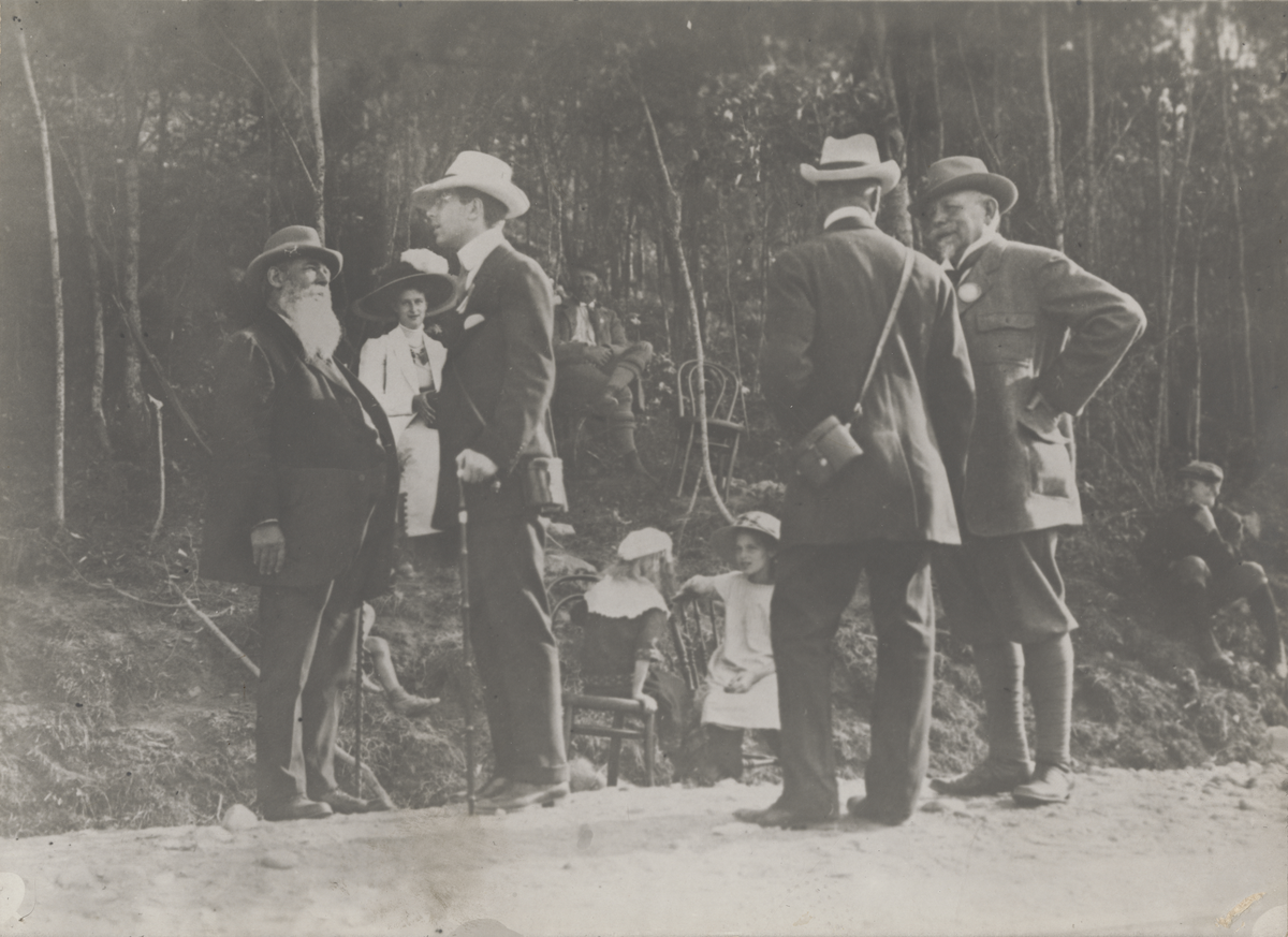 Kronprins Gustaf samtalar med O. G. Swahn i skogsbryn.