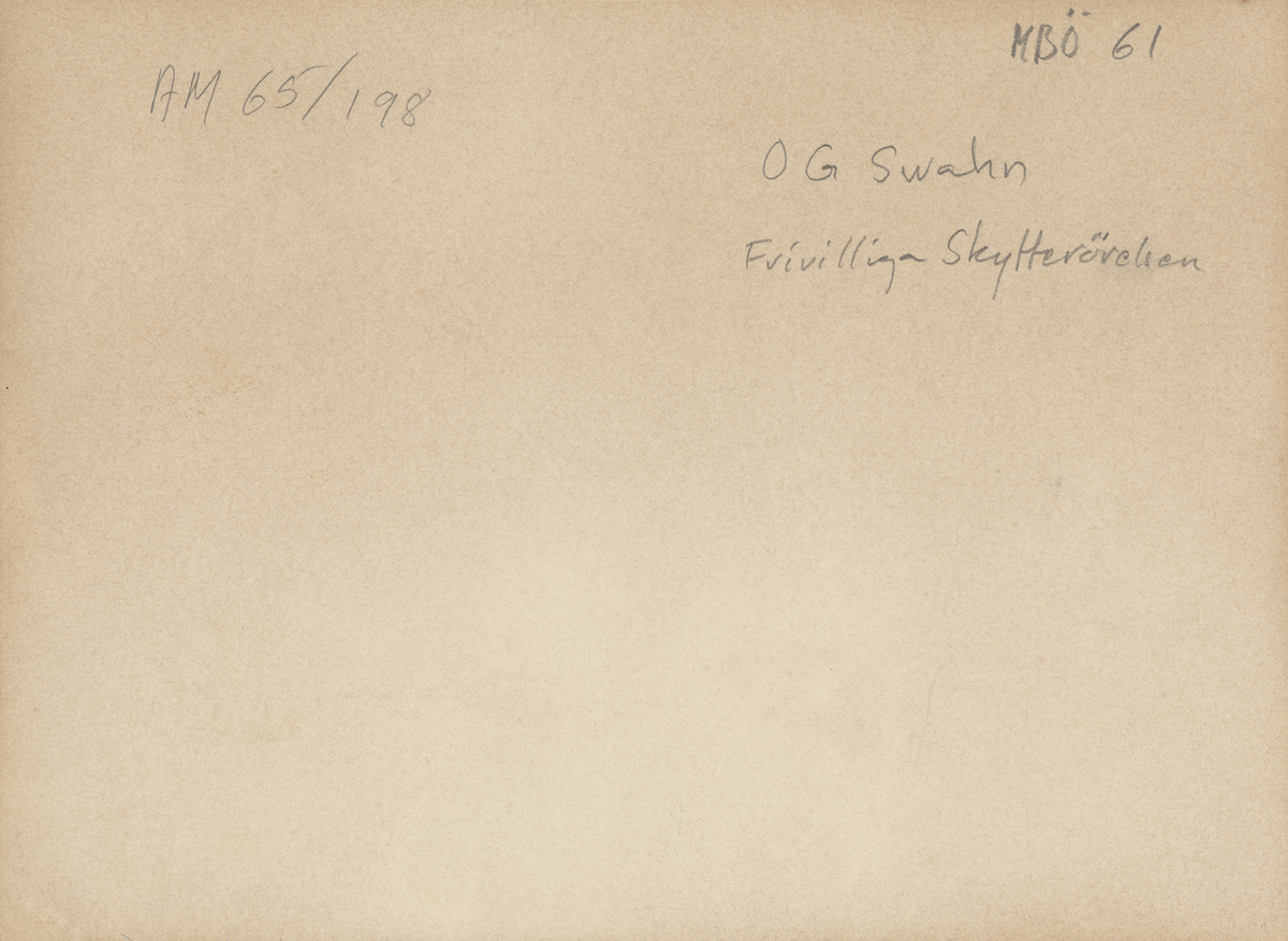 Kronprins Gustaf samtalar med O. G. Swahn i skogsbryn.