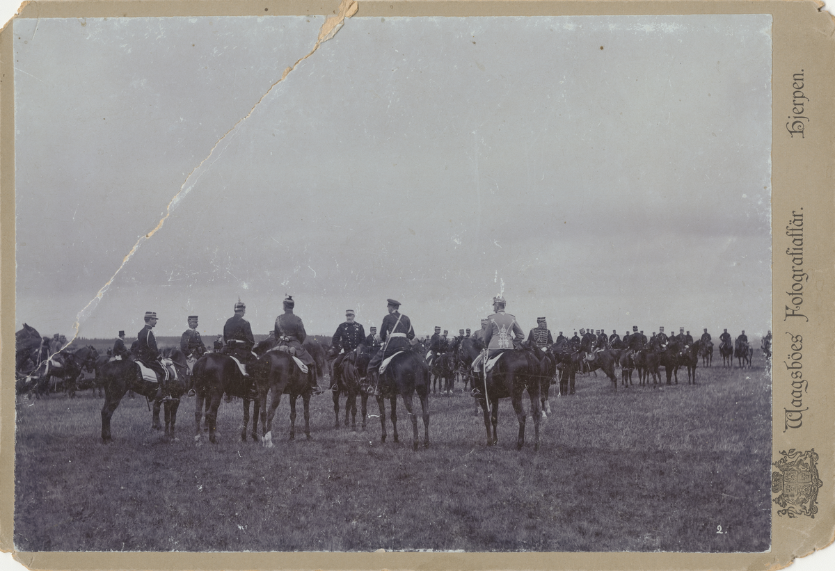Kung Oscar II med utländska militärattachéer på fältmanöver, 1897.