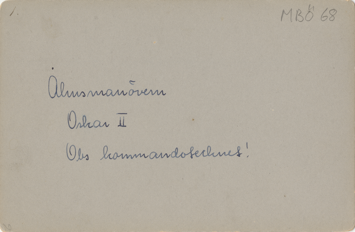 Oscar II på sten vid Åhusmanöver med soldater och kommandotecken.