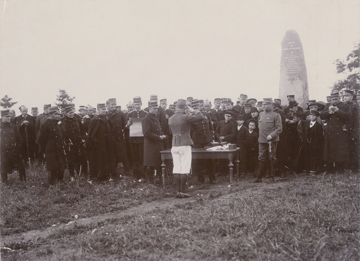 Prisutdelning efter idrottstävling på Svea livgardes idrottsplats, 14 juli 1895, med överste Stedt.