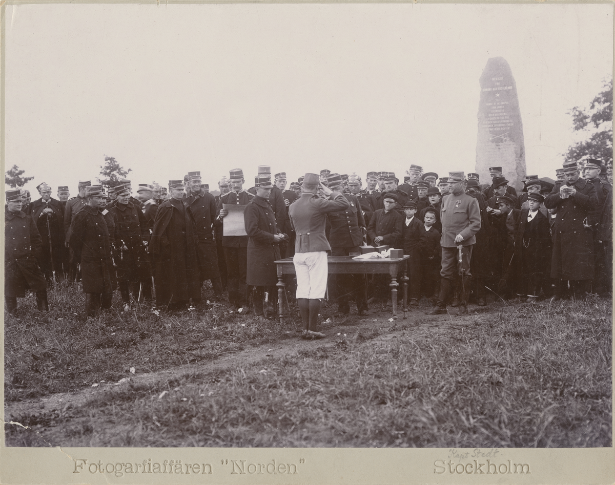 Prisutdelning efter idrottstävling på Svea livgardes idrottsplats, 14 juli 1895, med överste Stedt.