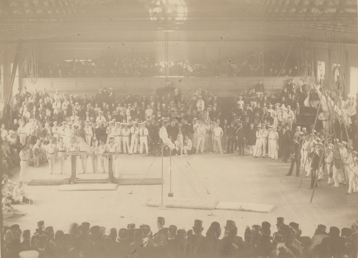 Kung Oscar II besöker gymnastikfest i gymnastiksal, 1891.