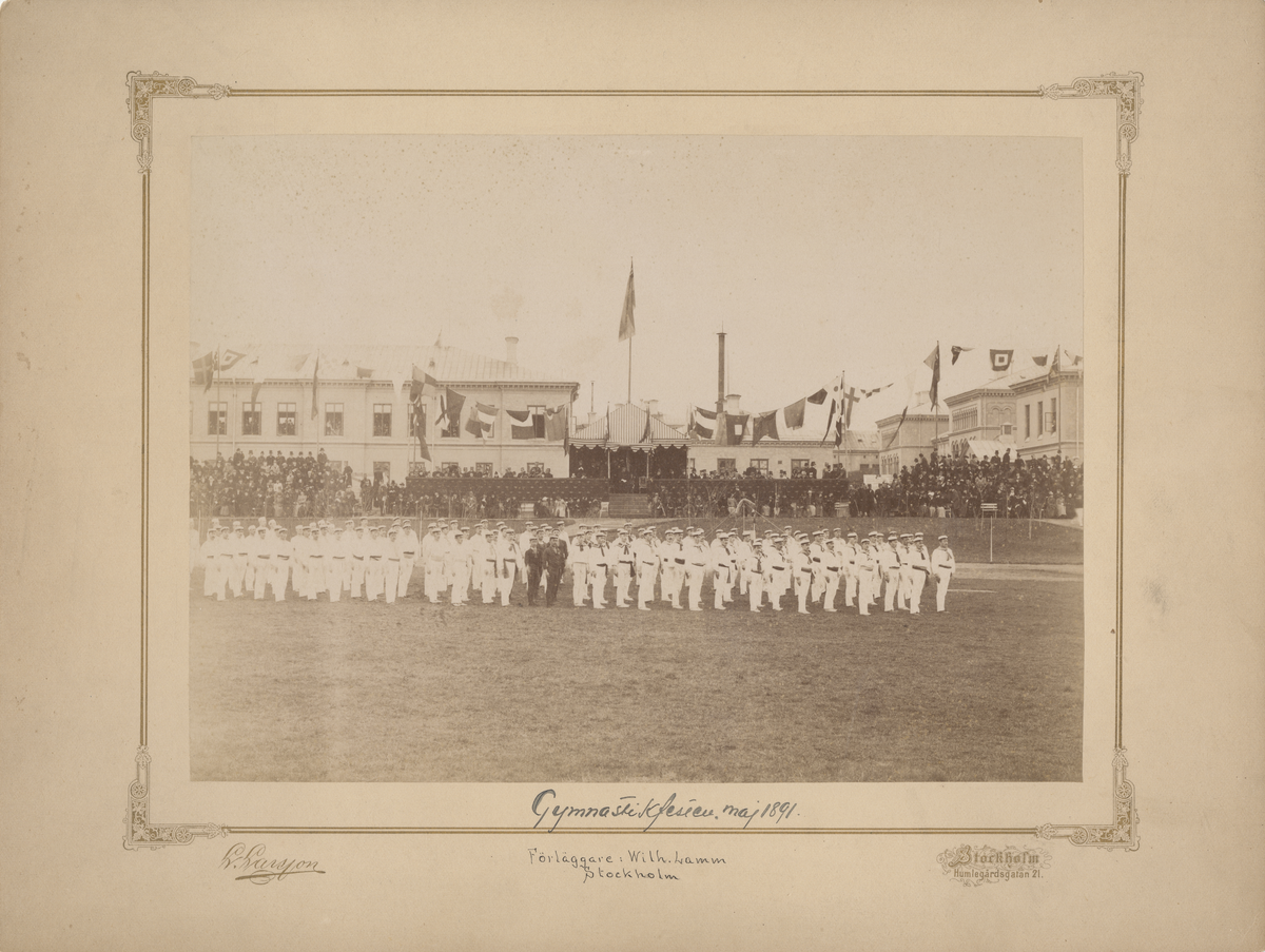 Män uppställda på gräsmatta under gymnastikfesten, 1891.