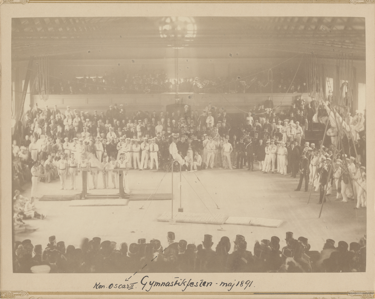 Kung Oscar II besöker gymnastikfest i gymnastiksal, 1891.