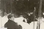Kaffepaus i snödriva i skog, vinterfältövning 1960-tal.

.