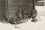 Kaffepaus vid uthusets gavel, vinterfältövning 1960-tal.
.