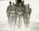 Gruppbild med soldater.