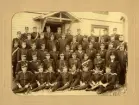 Gruppbild med soldater.