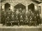 Gruppbild med soldater.