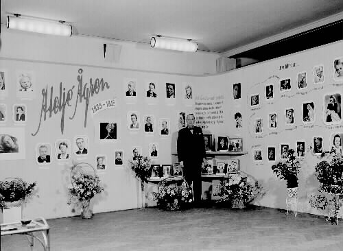 Fotoutställning i samband med Ateljé Ågrens 10-års jubileum 1935-1945, arrangerad av ägaren Märta Ågren. Hon bedrev sin verksamhet i kv Köpmannen, först på Borgmästaregatan, sedan flyttade hon 1962 fotobutiken Fototjänst till Kyrkogatan och omkring 1965 även ateljén. Bilderna visar porträtt, bl a under rubriken "Varbergsprofiler 1945" (Bild 3) där även Märta själv poserar bland blombuketter som står på golvet.
