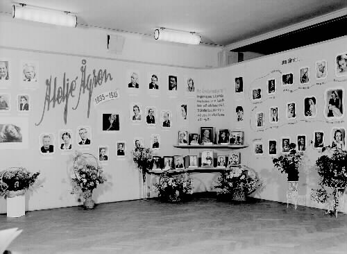 Fotoutställning i samband med Ateljé Ågrens 10-års jubileum 1935-1945, arrangerad av ägaren Märta Ågren. Hon bedrev sin verksamhet i kv Köpmannen, först på Borgmästaregatan, sedan flyttade hon 1962 fotobutiken Fototjänst till Kyrkogatan och omkring 1965 även ateljén. Bilderna visar porträtt, bl a under rubriken "Varbergsprofiler 1945" (Bild 3) där även Märta själv poserar bland blombuketter som står på golvet.