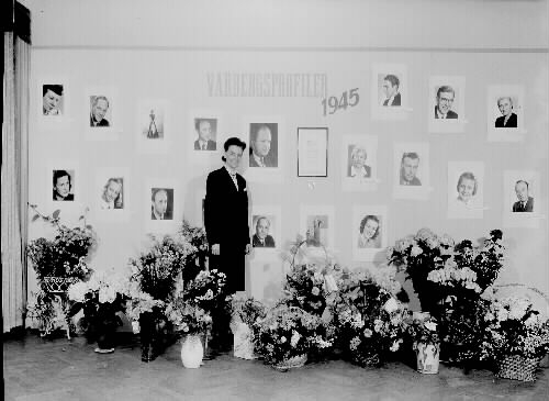 Fotoutställning i samband med Ateljé Ågrens 10-års jubileum 1935-1945, arrangerad av ägaren Märta Ågren. Hon bedrev sin verksamhet i kv Köpmannen, först på Borgmästaregatan, sedan flyttade hon 1962 fotobutiken Fototjänst till Kyrkogatan och omkring 1965 även ateljén. Bilderna visar porträtt, bl a under rubriken "Varbergsprofiler 1945" (Bild 3) där även Märta själv poserar bland blombuketter som står på golvet.