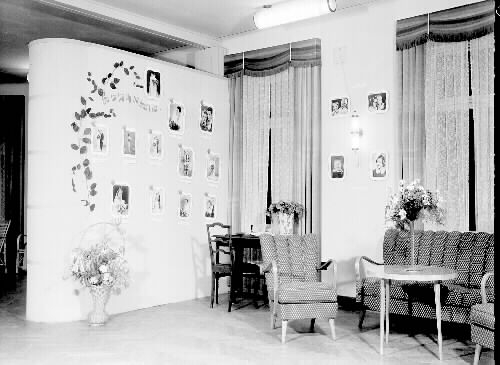 Fotoutställning i samband med Ateljé Ågrens 10-års jubileum 1935-1945, arrangerad av ägaren Märta Ågren. Hon bedrev sin verksamhet i kv Köpmannen, först på Borgmästaregatan, sedan flyttade hon 1962 fotobutiken Fototjänst till Kyrkogatan och omkring 1965 även ateljén. Bilderna visar porträtt, bl a under rubriken "Varbergsprofiler 1945" (Bild 3) där även Märta själv poserar bland blombuketter som står på golvet.