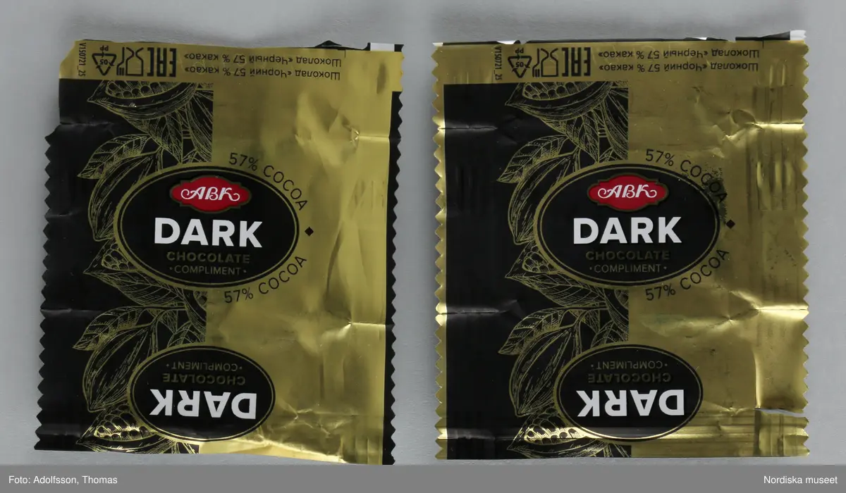 Kolorerad plåtask med lock avsedd för chokladpraliner. Asken är dekorerad med flera olika bildmotiv i blått, brunt, svart, gult och orange. Inuti asken finns 26 omslagspapper till chokladpralinerna i olika färger och mönster.
Motivet på askens lock heter "Russian warship, go...! Glory to Ukraine!". I mitten syns en ukrainsk soldat som skulle kunna vara gränsvakt. Ute på havet framför soldaten syns ett ryskt krigsskepp som kan identifieras som misilkryssaren Moskva byggd 1982. Den ukrainska soldaten är vänd mot skeppet. I sin vänstra hand håller han ett maskingevär och med den högra handen gör han en obscen gest mot fartyget.