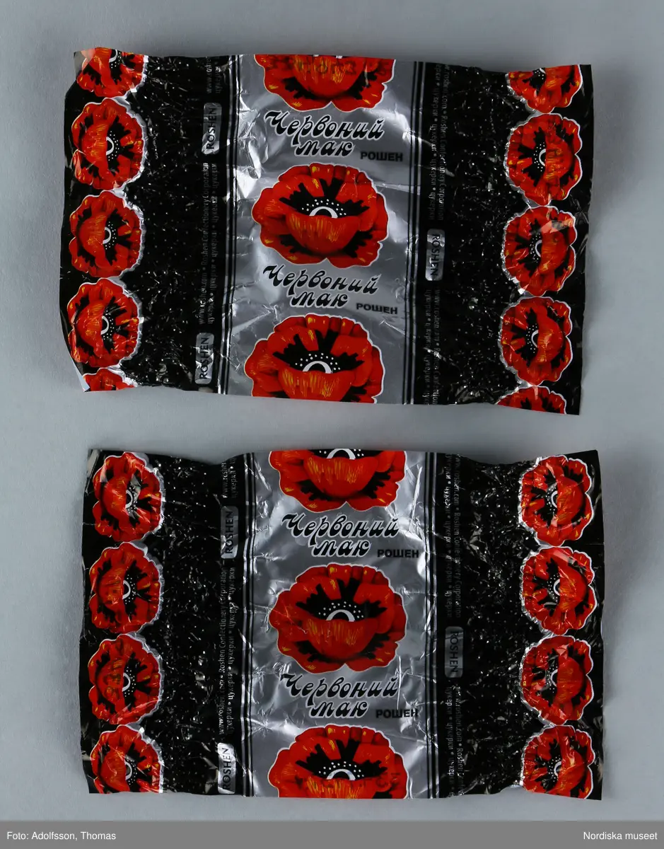 Kolorerad plåtask med lock avsedd för chokladpraliner. Asken är dekorerad med flera olika bildmotiv i blått, brunt, svart, gult och orange. Inuti asken finns 26 omslagspapper till chokladpralinerna i olika färger och mönster.
Motivet på askens lock heter "Russian warship, go...! Glory to Ukraine!". I mitten syns en ukrainsk soldat som skulle kunna vara gränsvakt. Ute på havet framför soldaten syns ett ryskt krigsskepp som kan identifieras som misilkryssaren Moskva byggd 1982. Den ukrainska soldaten är vänd mot skeppet. I sin vänstra hand håller han ett maskingevär och med den högra handen gör han en obscen gest mot fartyget.