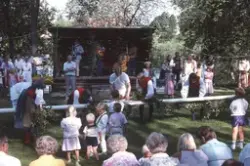 Midsommarstång hissas.