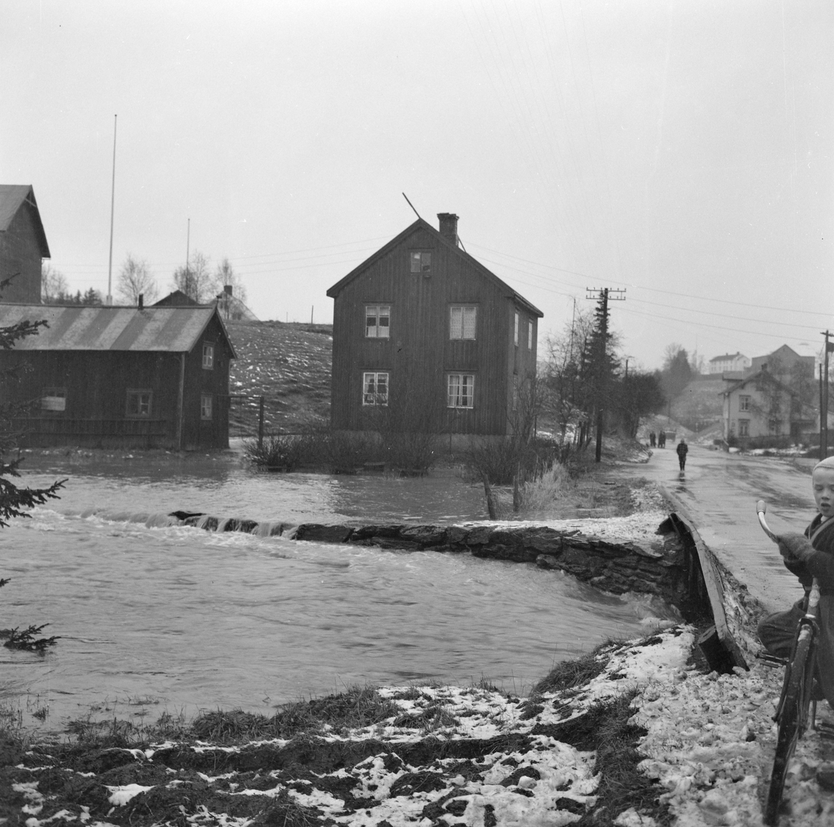 Leirelva går over sine bredder på Selsbakk