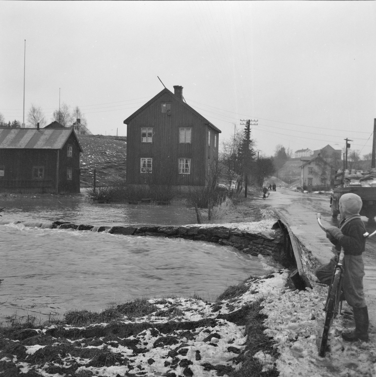 Leirelva går over sine bredder på Selsbakk
