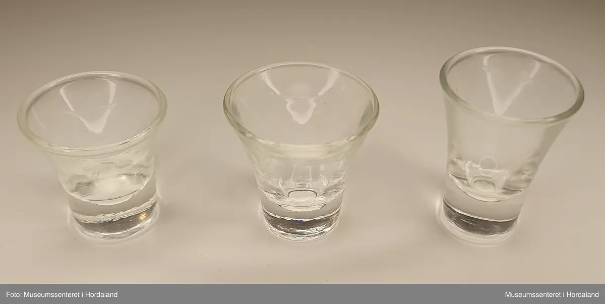 Nattverdsett bestående av et lite, svart skrin trukket med rødt for, et lite og kompakt metallfat og -skål til oblat, en liten glassflaske til vin med innhold og tre små glassbegre til altervin.