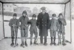 Hamar stadion, Hamar Idrettslag HIL, bandy, fem barn og en t