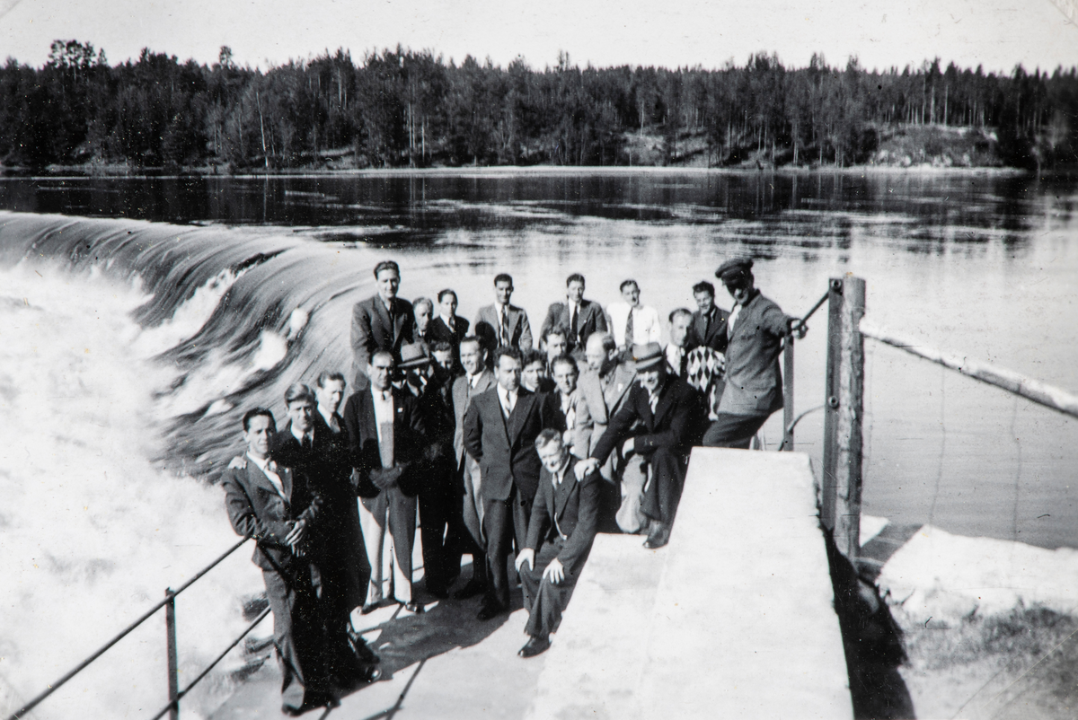 Hamar, fotballaget Briskebyens Fotballag BFL er på veg til fotballkamp mot Kongsvinger i 1939 med sin engelske trener A. W. Smith første kamp hvor de vant 2-0, (etter 1946 Hamarkameratene, HamKam),