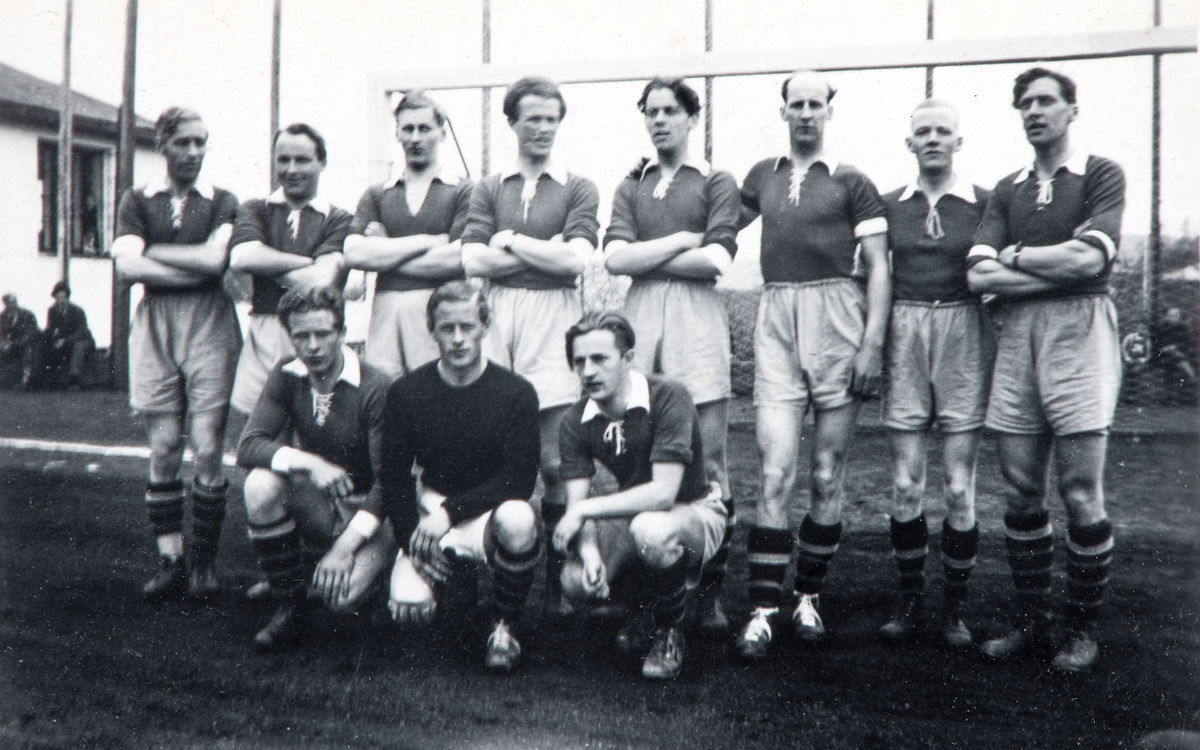 Hamar, 1946 etter sammenslutningen av HAIL og BFL fotballag ble dannelsen av Hamarkameratene HamKam, dette er A-laget sin første fotballkamp mot Gjøvik sportsklubb hvor de vant 2-1,