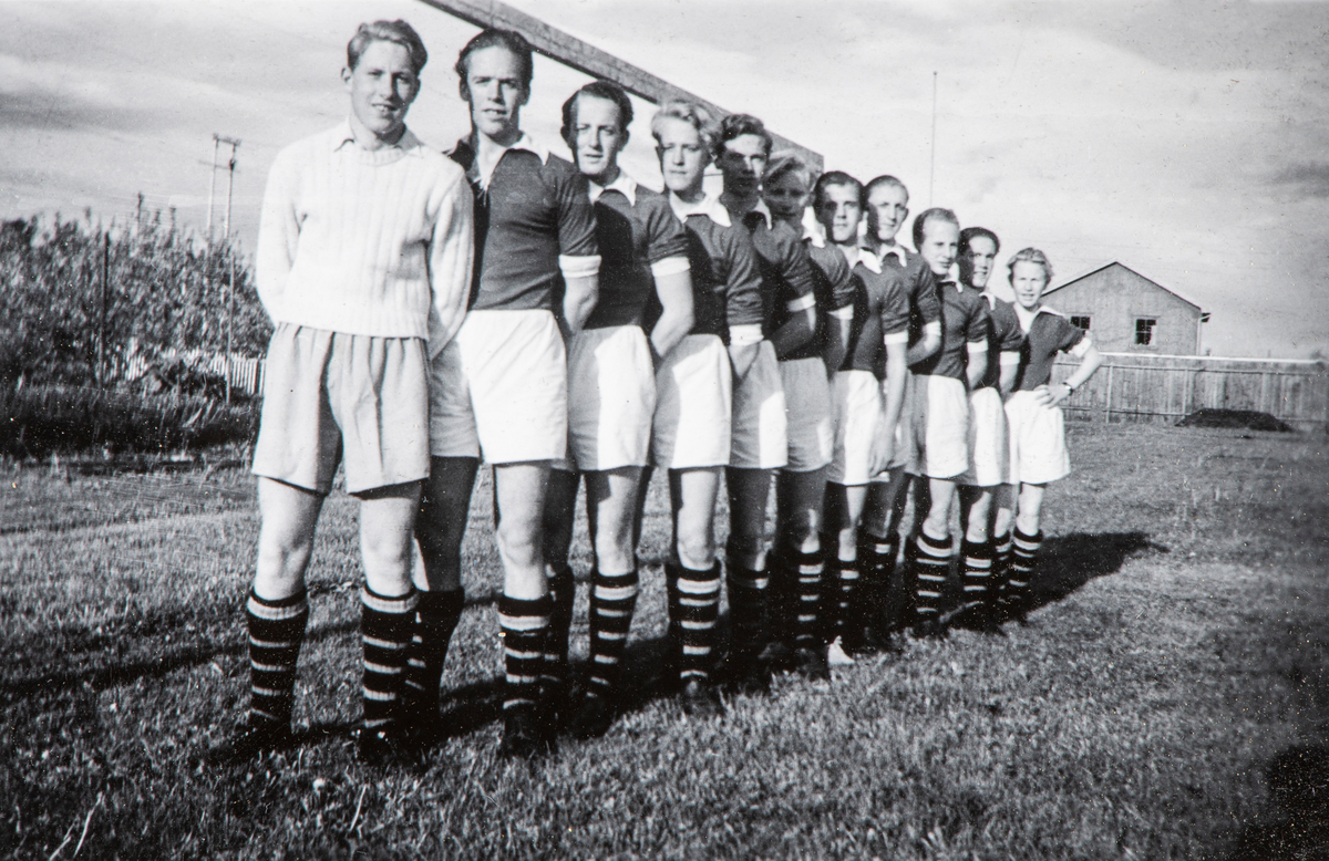 Hamar, Briskeby gressbane, 1946 etter sammenslutningen av HAIL og BFL fotballag ble dannelsen av Hamarkameratene HamKam, juniorlaget 1946,