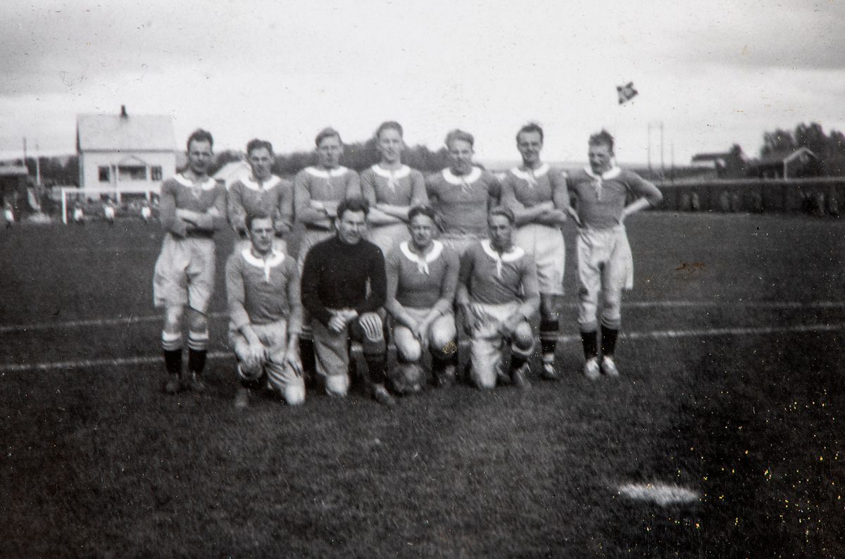 Hamar, Briskeby gressbane, et sammensatt fotballag "Oplandenes Kretslag" spilte mot dette "bylaget" fra Oslo kretslag og tapte 1-3 (etter 1946 Hamarkameratene, HamKam), fotballag,