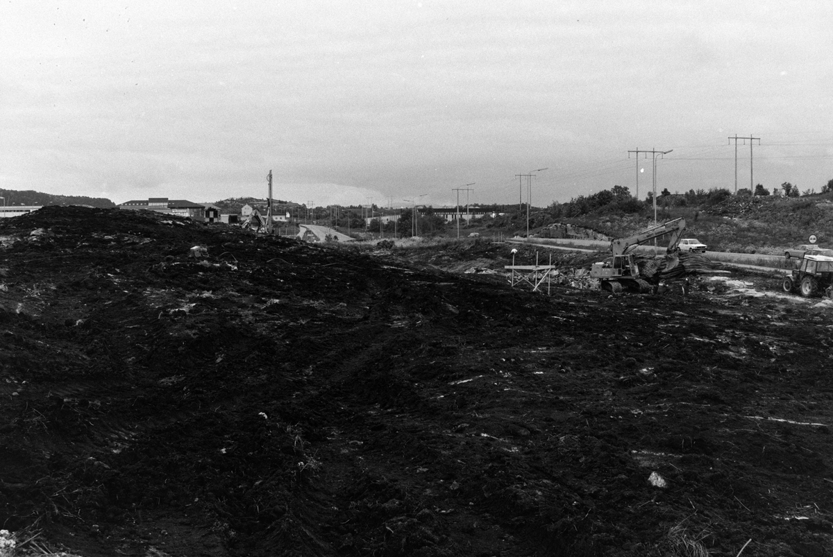 Her opparbeides tomta til det kommende kjøpesentret Futura på Løkkemyra i Kristiansund. Datering er trolig mellom 1986-1987 og fotograf er journalist Jan Øivind Jensen i Nordmørsposten.