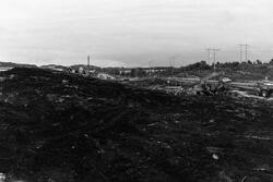Her opparbeides tomta til det kommende kjøpesentret Futura på Løkkemyra i Kristiansund. Datering er trolig mellom 1986-1987 og fotograf er journalist Jan Øivind Jensen i Nordmørsposten.