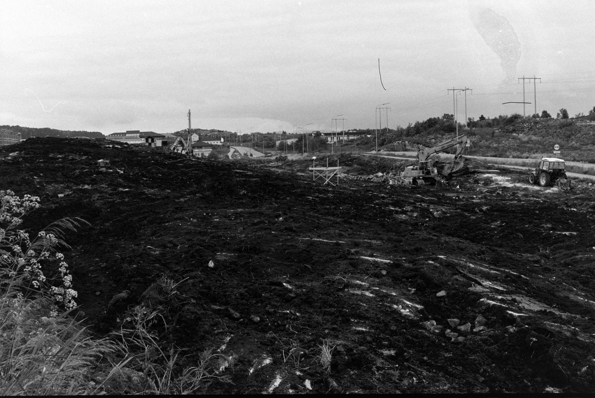 Her opparbeides tomta til det kommende kjøpesentret Futura på Løkkemyra i Kristiansund. Datering er trolig mellom 1986-1987 og fotograf er journalist Jan Øivind Jensen i Nordmørsposten.