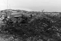 Her opparbeides tomta til det kommende kjøpesentret Futura på Løkkemyra i Kristiansund. Datering er trolig mellom 1986-1987 og fotograf er journalist Jan Øivind Jensen i Nordmørsposten.