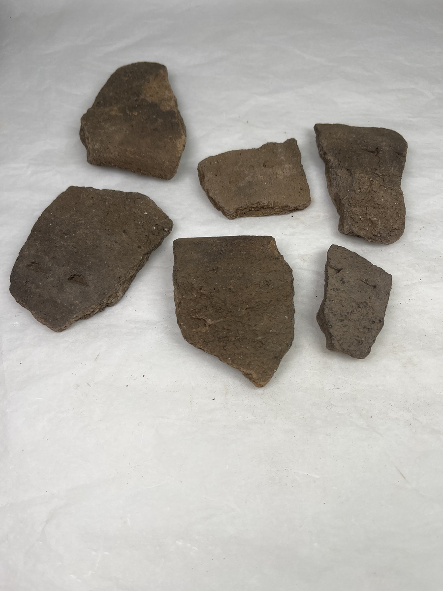 Keramik, fragment. Gravfynd från undersökning av hällkista 1950 i Ingemarstorp, Södra Härene.