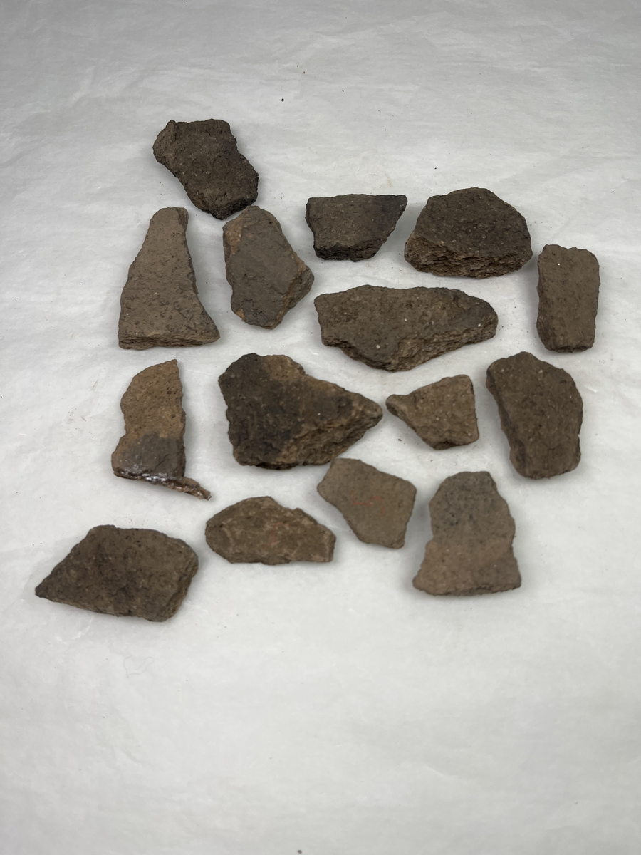 Keramik, fragment. Gravfynd från undersökning av hällkista 1950 i Ingemarstorp, Södra Härene.
