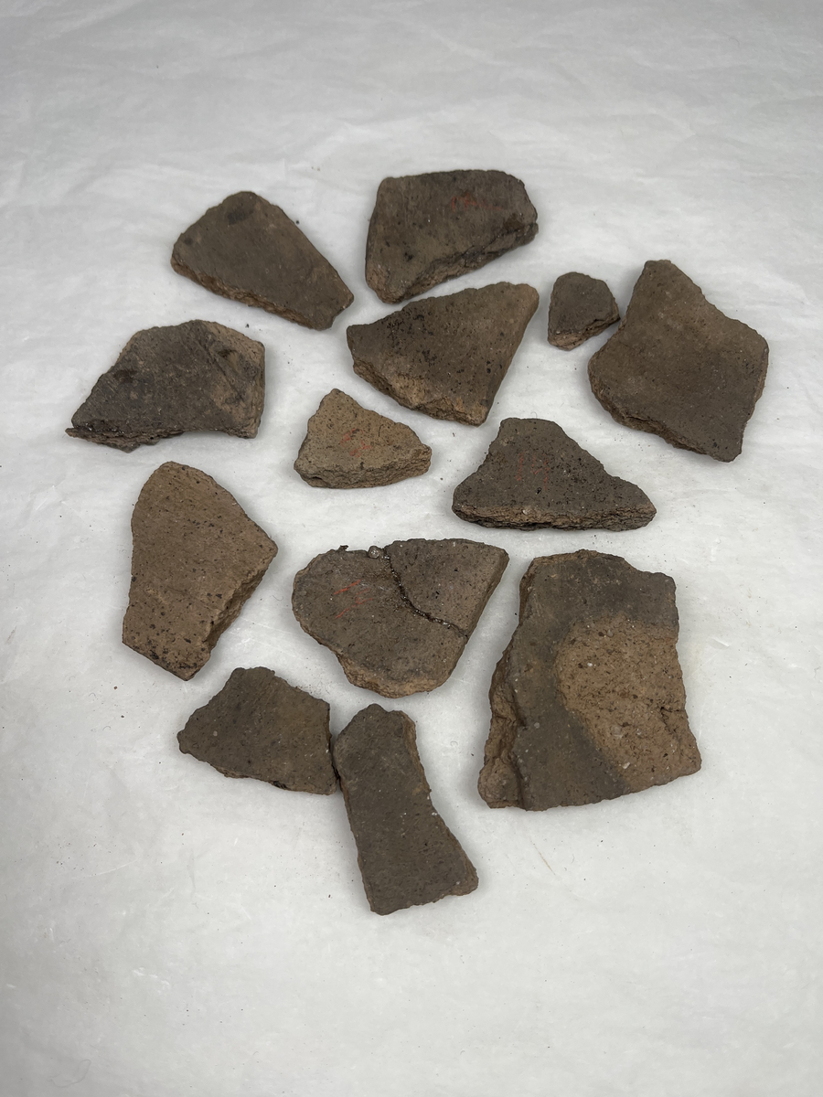Keramik, fragment. Gravfynd från undersökning av hällkista 1950 i Ingemarstorp, Södra Härene.